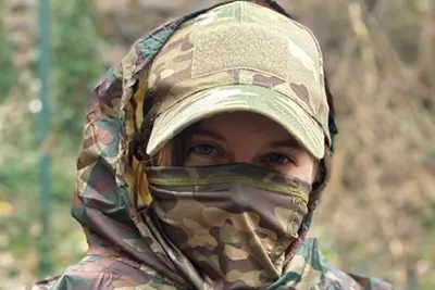 Animatrice habillée en camouflage dans une forêt - Scénario Forest game