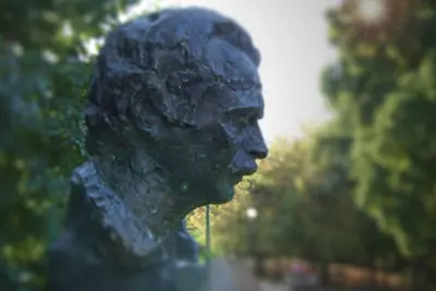 Statue du buste de Brassens pour le scénario du même nom